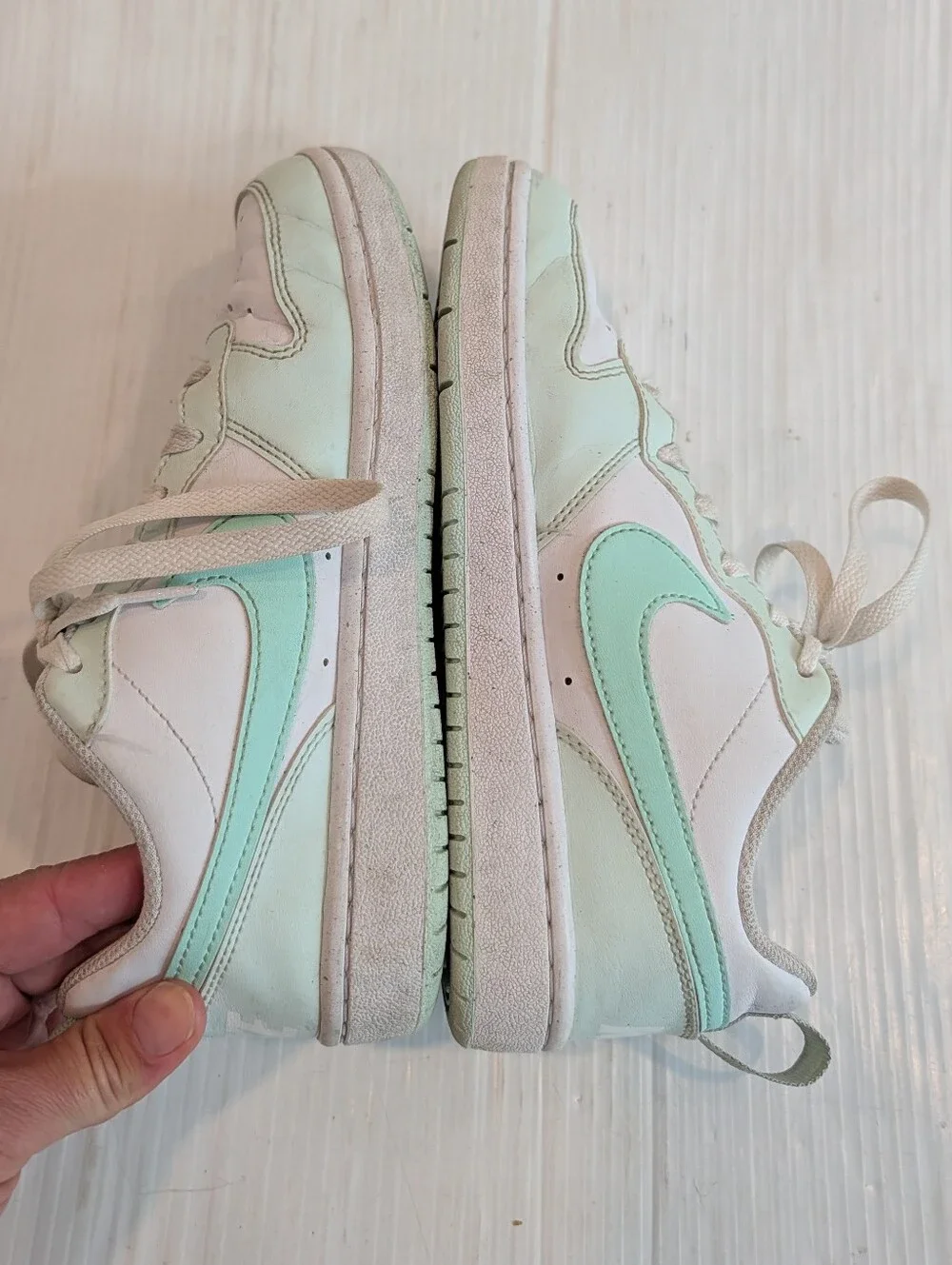 NIKE Low Top Sneakers in Mint & White Size 4 Youth